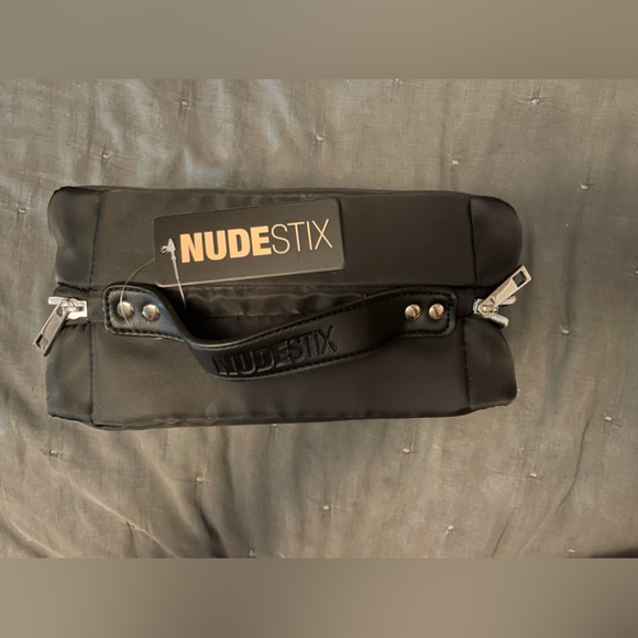 Brand new with tags NUDESTIX HANGING COSMETIC CASE - Picture 6 of 9
